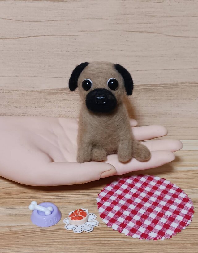 羊毛フェルト 座り方の可愛いパグちゃん 敷物・小物付き ホネと肉