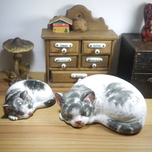眠る猫の親子 陶器の眠り猫 スリーピングキャット ねこフィギュリン