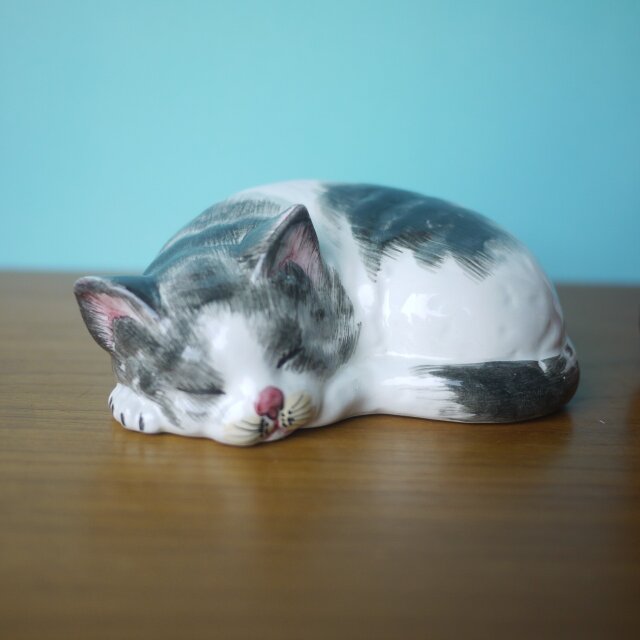 眠る猫の親子 陶器の眠り猫 スリーピングキャット ねこフィギュリン