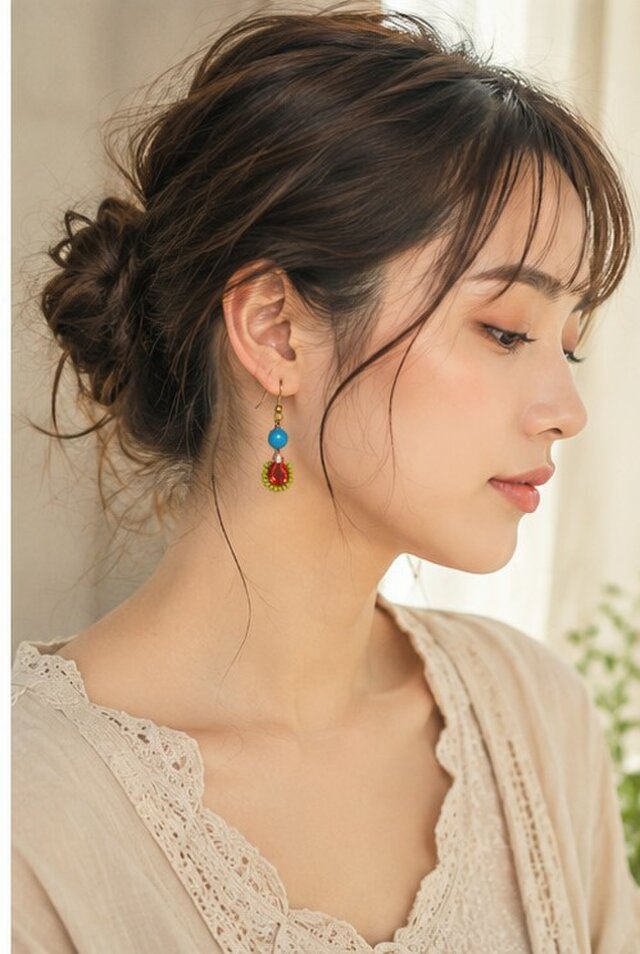 115 美しいビジュー付きカラフルオウムさん　ハンドメイド　ピアスorイヤリング 115 美しいビジュー付きカラフルオウムさん ハンドメイド ピアスor
