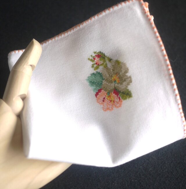 プチポワン刺繍 花の白いハンカチ ドイツ ヴィンテージ | iichi 日々の