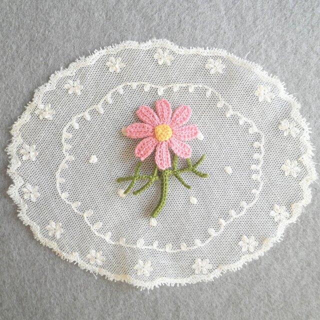 落ち着いたピンク色のコスモス お花ブローチ 軽くてコンパクトな刺繍糸