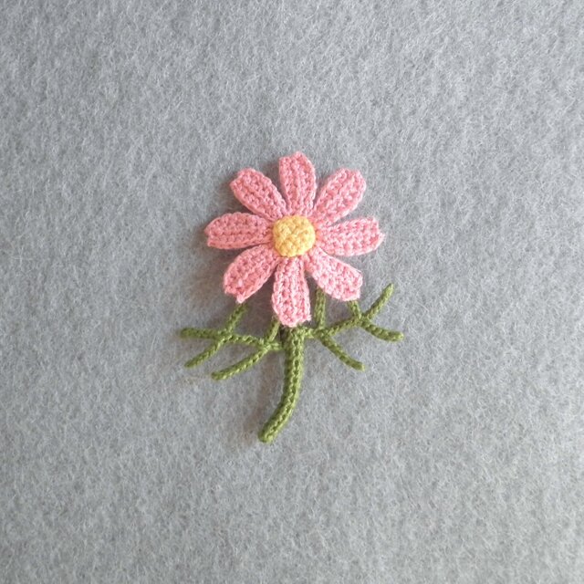 落ち着いたピンク色のコスモス お花ブローチ 軽くてコンパクトな刺繍糸