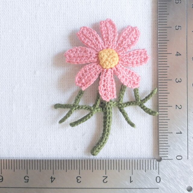 落ち着いたピンク色のコスモス お花ブローチ 軽くてコンパクトな刺繍糸