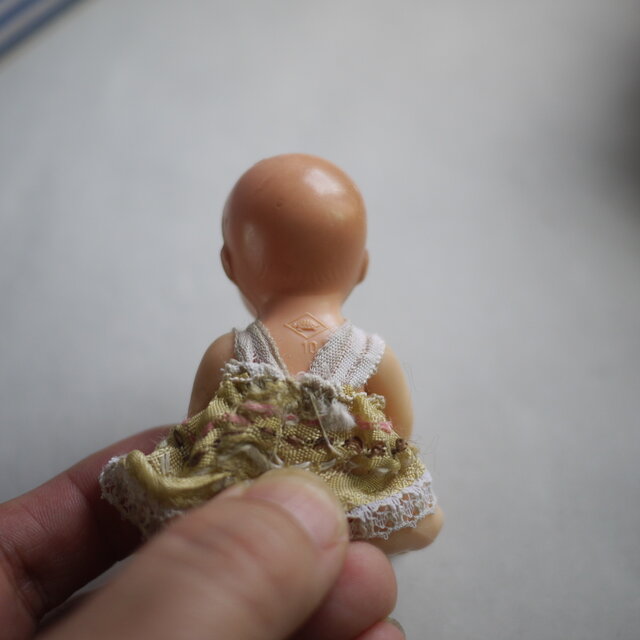 シルトクレート 赤ちゃん人形 黄色いサテンドレス ミニチュアドール