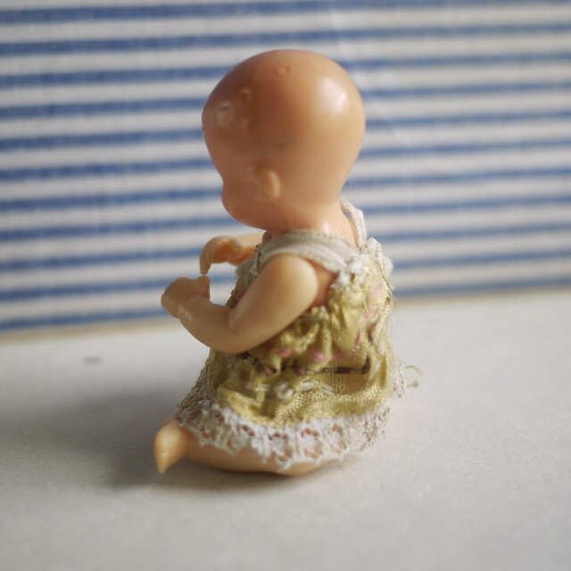 シルトクレート 赤ちゃん人形 黄色いサテンドレス ミニチュアドール