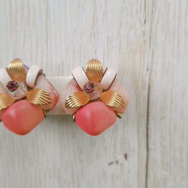 pink beads rhinestone gold leaf cluster ヴィンテージイヤリング