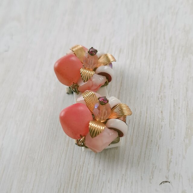pink beads rhinestone gold leaf cluster ヴィンテージイヤリング