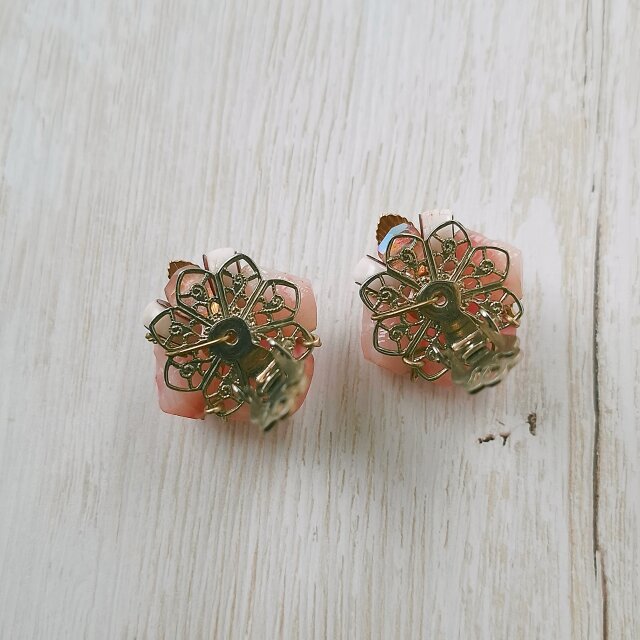 ヴィンテージ　ラインストーンピンク×コーラルオレンジ　フラワー　イヤリング pink beads rhinestone gold leaf cluster ヴィンテージイヤリング
