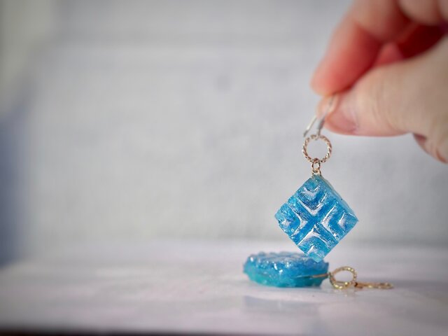 晩夏のブルーピアス | iichi 日々の暮らしを心地よくするハンドメイド