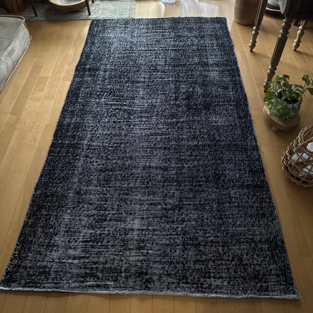 107×206 ブラックオーバーダイ ワンカラーラグ トルコヴィンテージラグ