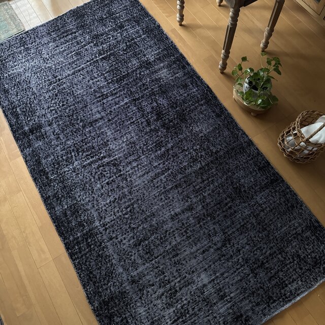 107×206 ブラックオーバーダイ ワンカラーラグ トルコヴィンテージラグ