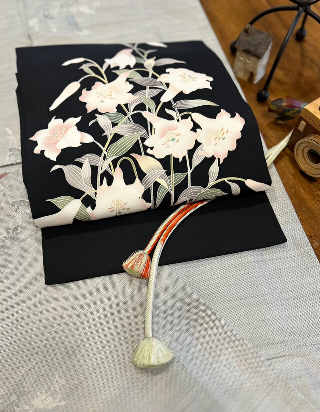 塩瀬黒地ゆり手描き名古屋帯アップサイクル品 | iichi 日々の暮らしを
