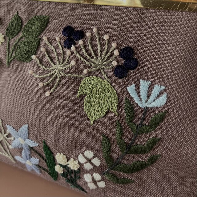 森のリース 刺繍 がま口ポーチ | iichi 日々の暮らしを心地よくする
