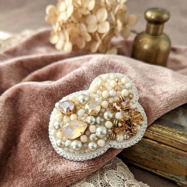 専用ページ　ブローチ　3点　ビーズ刺繍 3連モチーフのビーズ刺繍ブローチ（K1255) | iichi 日々の暮らしを