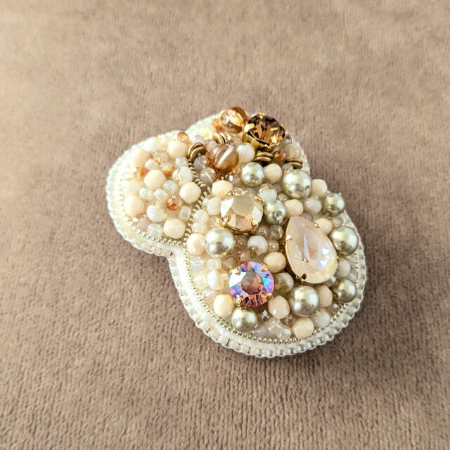 3連モチーフのビーズ刺繍ブローチ（K1255) | iichi 日々の暮らしを