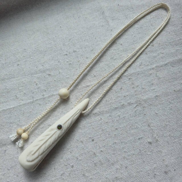蝦夷鹿の角笛ペンダント 羽刻 | iichi 日々の暮らしを心地よくする 
