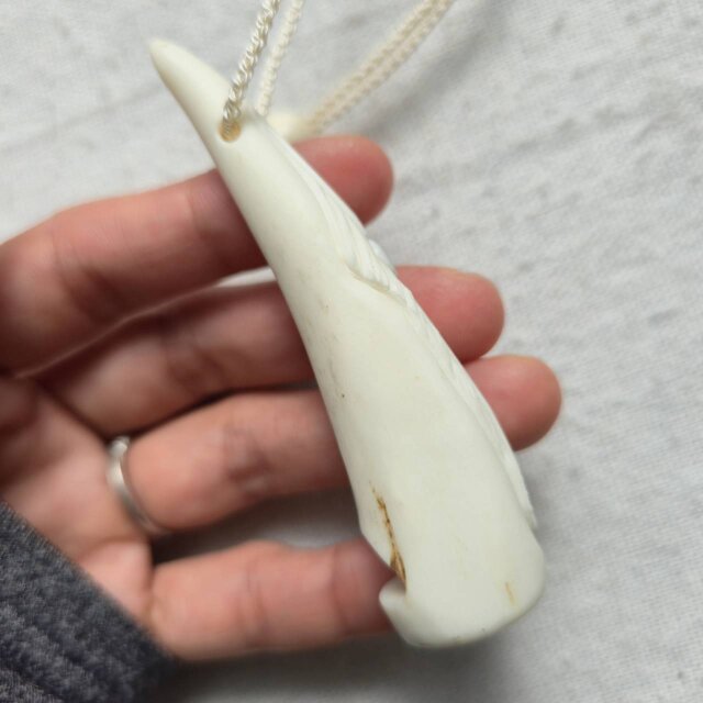 蝦夷鹿の角笛ペンダント 羽刻 | iichi 日々の暮らしを心地よくする 