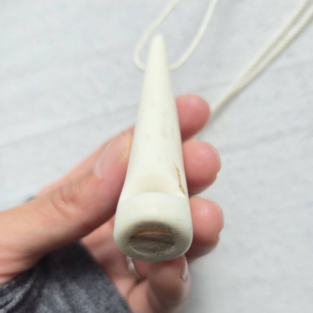 蝦夷鹿の角笛ペンダント 羽刻 | iichi 日々の暮らしを心地よくする 