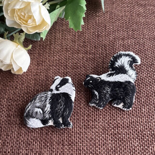 アナグマ ︴手刺繍動物ブローチ【ブックカバーとお揃いデザイン
