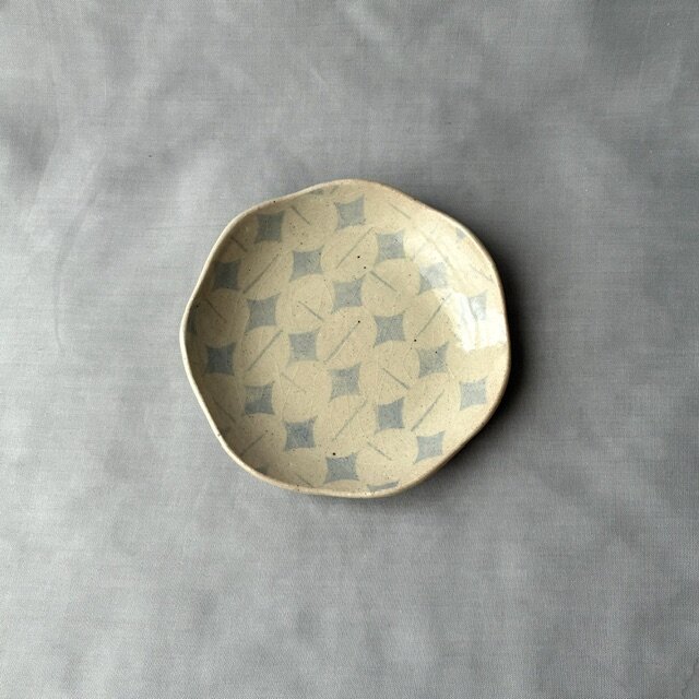 角皿 スリップ模様 七角皿 | iichi 日々の暮らしを心地よくするハンドメイド