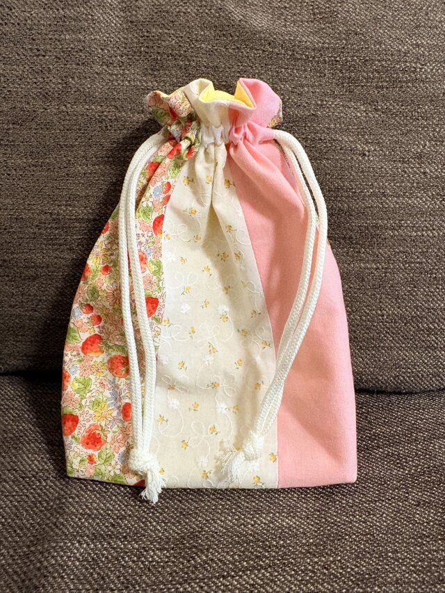 ハンドメイド　給食袋　フリル巾着　花柄　黄色　女の子 巾着袋 給食袋 パッチワーク④ | iichi 日々の暮らしを心地よくする