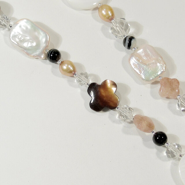 本真珠（淡水パール）と貝パーツ、水晶、オニキス、縞瑪瑙のロング