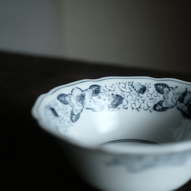 鉢　壺　工芸品　焼き物　陶器　古道具　骨董　アンティーク　レトロ 黒印判で素敵◇瀬戸焼 花唐草文黒印判小鉢 古民家 古道具 骨董