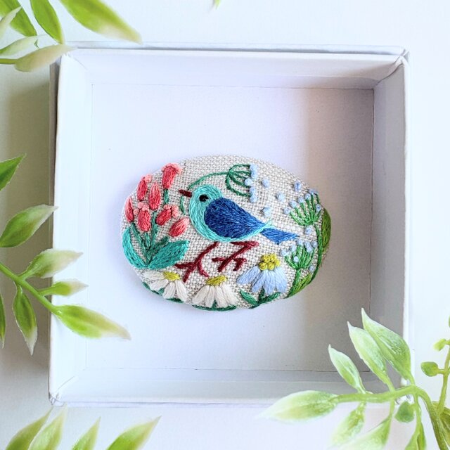 ことりと草花の刺繍ブローチ(botanical）#526 | iichi 日々の暮らしを