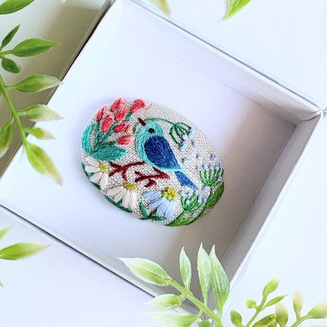 525*526*527*528*529 刺繍ブローチ ハンドメイド 5点セット ことりと草花の刺繍ブローチ(botanical）#526 | iichi 日々の暮らしを