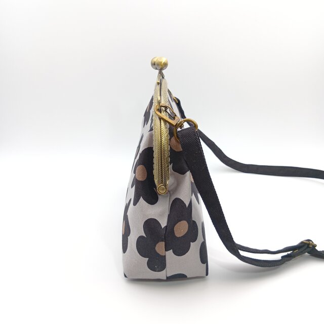 ハンドメイド＊がま口ショルダーバッグM＊北欧風の花柄＊黒 【公式通販】
