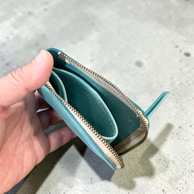 アラスカレザー 二つ折りミニ財布 アイスブルー×ヌメ革 ハンドメイド 本革 ミニ財布】片手にすっぽり馴染む上質イタリアンレザー（アラスカ