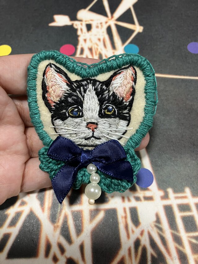 猫刺繍ブローチ 青いリボンのハチワレ君 | iichi 日々の暮らしを