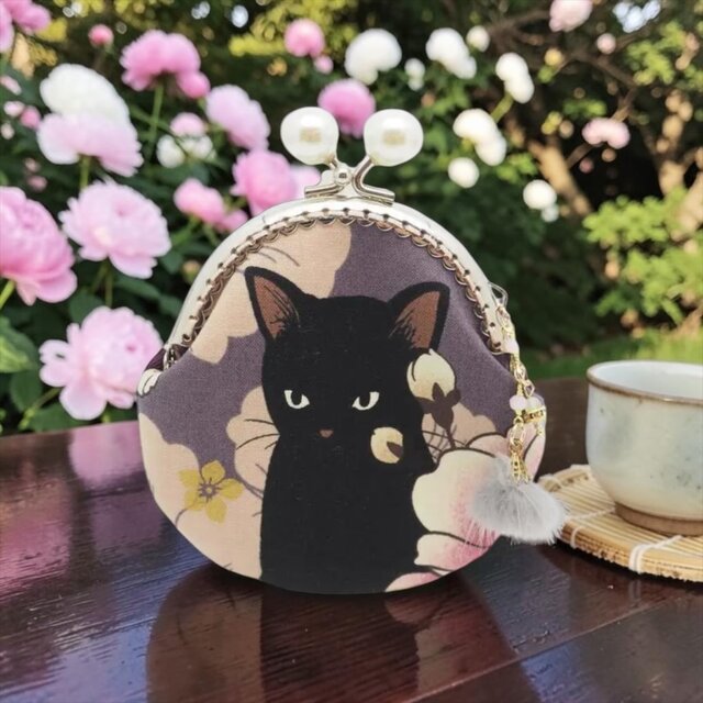黒猫と牡丹・パープルグレー」がま口ポーチ・コインケース（口金8.5