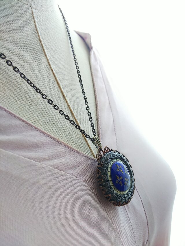 アンティーク 群青フルール・ド・リス/Laurel Wreath のネックレス アンティーク 群青フルール・ド・リス/Laurel Wreath のネックレス