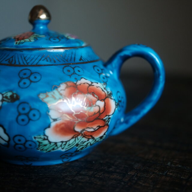 青にカラフルなボタン◇中国景徳鎮 色絵金彩小ぶり急須 煎茶茶器 古