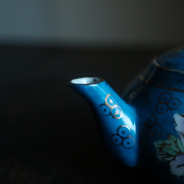 青にカラフルなボタン◇中国景徳鎮 色絵金彩小ぶり急須 煎茶茶器 古