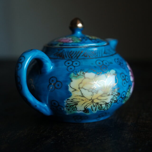 青にカラフルなボタン◇中国景徳鎮 色絵金彩小ぶり急須 煎茶茶器 古