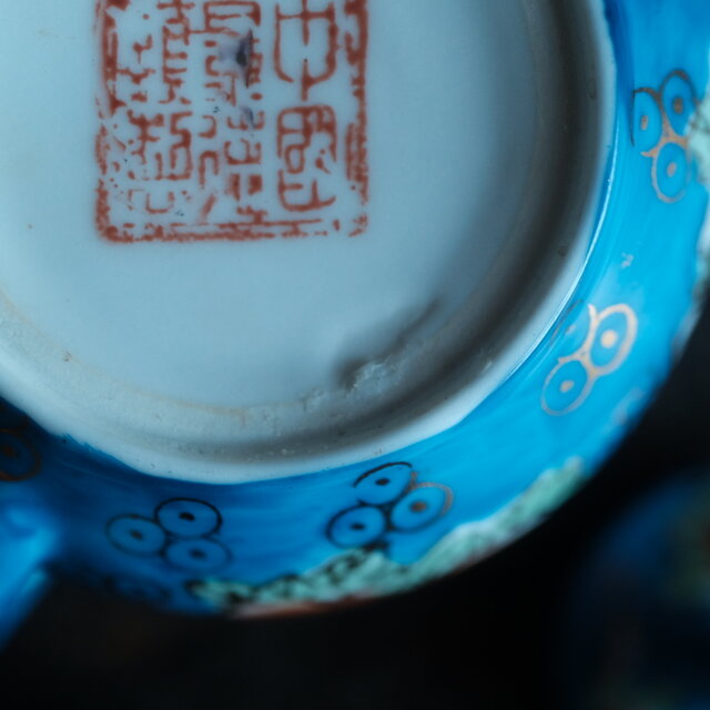 青にカラフルなボタン◇中国景徳鎮 色絵金彩小ぶり急須 煎茶茶器 古