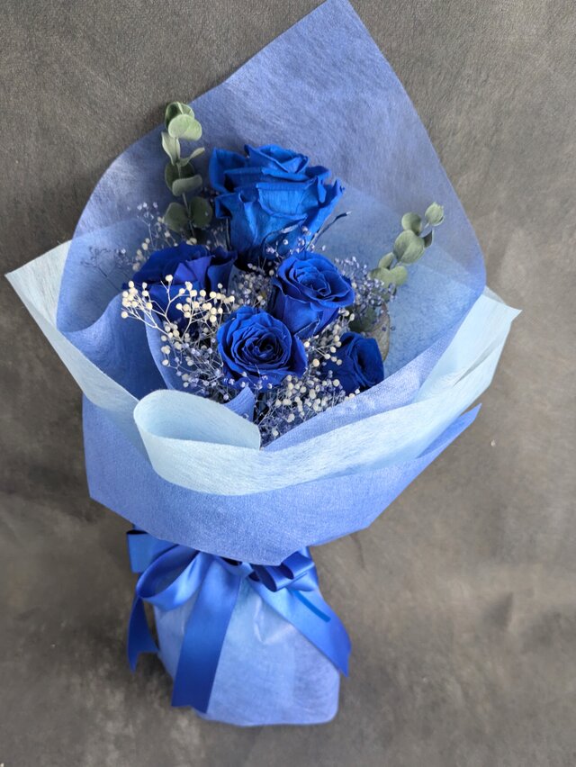 プリザーブドフラワー青い薔薇5輪とかすみ草のふんわり花束（花束