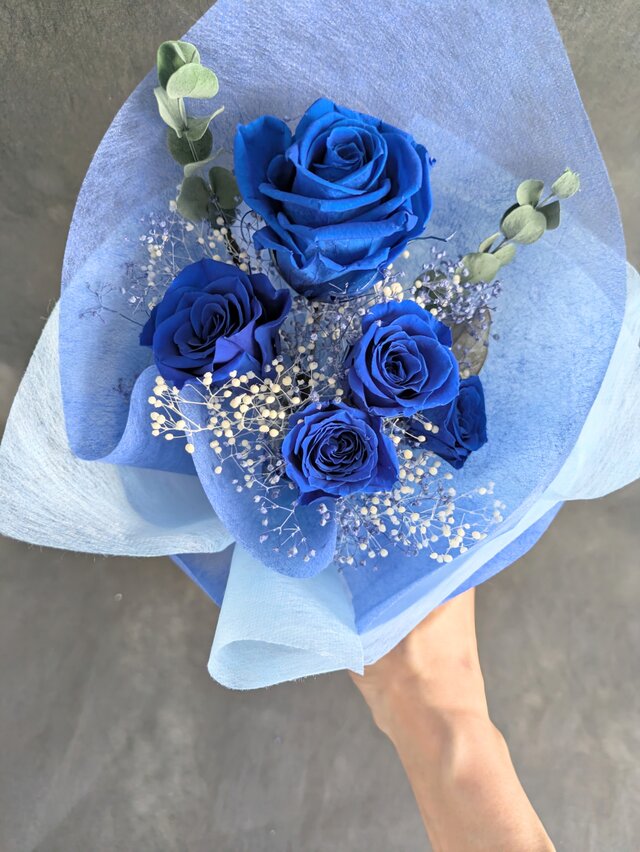 プリザーブドフラワー青い薔薇5輪とかすみ草のふんわり花束（花束
