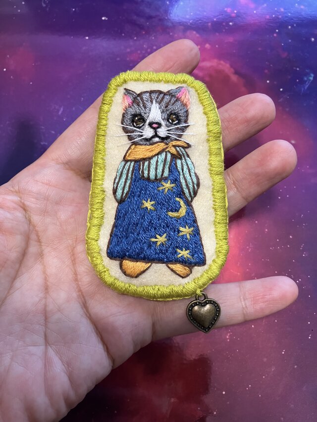 猫刺繍ブローチ 星空の散歩 | iichi 日々の暮らしを心地よくする