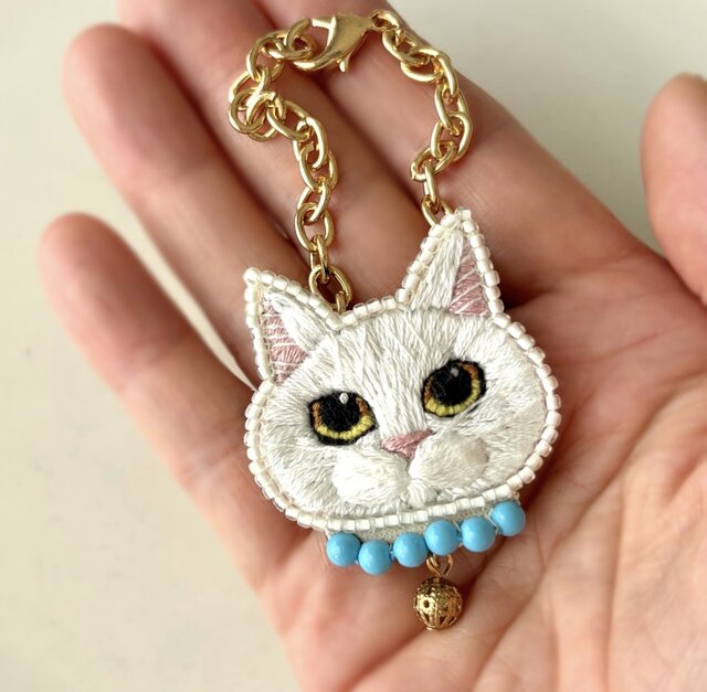 白猫バッグチャーム】手刺繍 2way仕様(ブローチ) 動物刺繍 ペット 水色