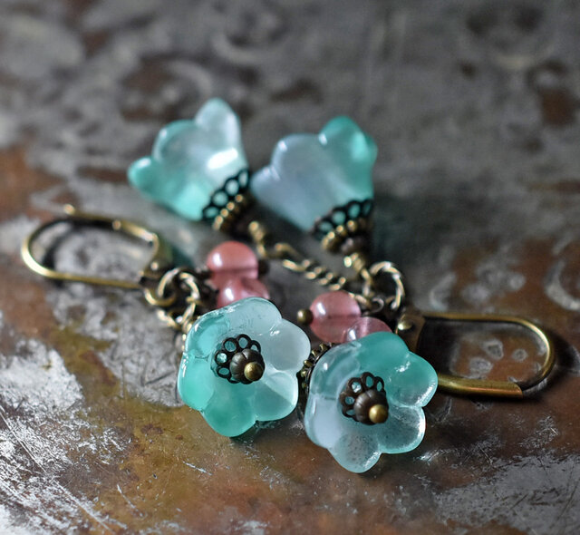 手染めビーズと薔薇ビジュー♡ アシメ　ピアス/イヤリング✩*॰¨ ミントカラー2つのお花japanヴィンテージビーズとチェリークォーツの