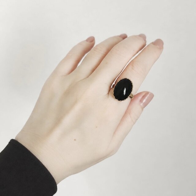 チェコガラス ブラック オーバルリング｜艶やかな黒とゴールドの