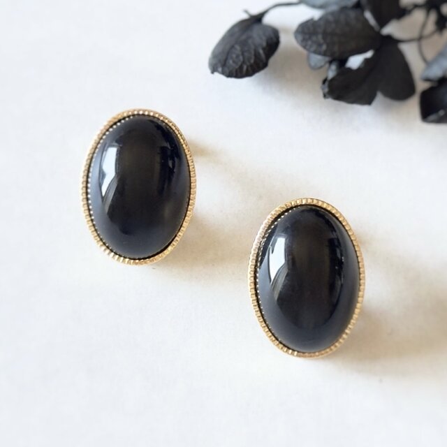 深い艶のブラックチェコガラス オーバルピアス/イヤリング 黒 | iichi