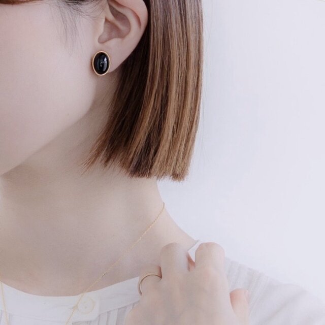 深い艶のブラックチェコガラス オーバルピアス/イヤリング 黒 | iichi