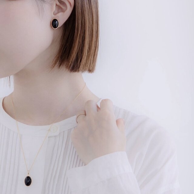 深い艶のブラックチェコガラス オーバルピアス/イヤリング 黒 | iichi