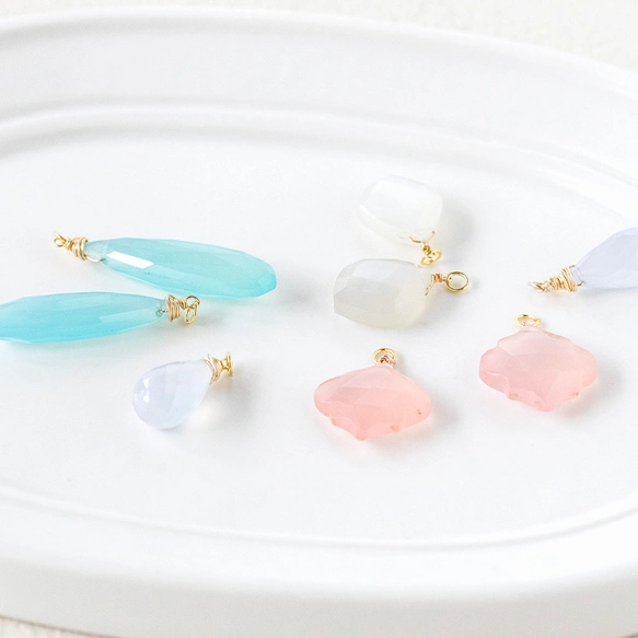大粒カルセドニー イヤーチャーム｜4つの彩りとフォルム｜ピアス