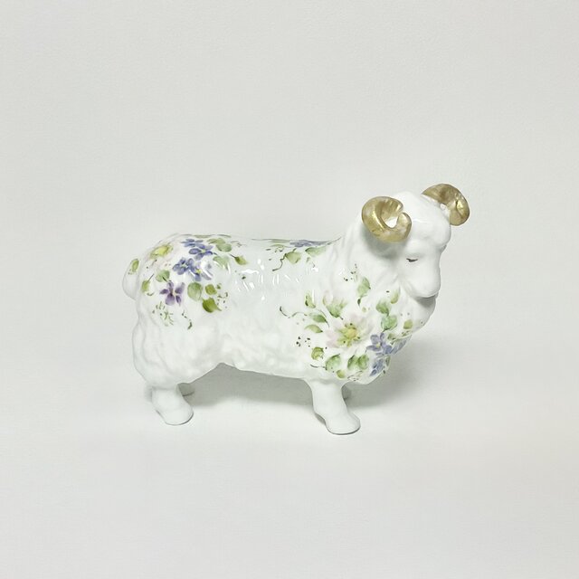手描きの野の花の、ヒツジのフィギュリン | iichi 日々の暮らしを